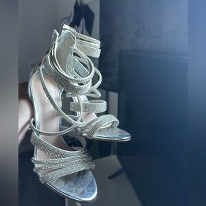 Only wore for an hour for graduation! great condition just too small for me